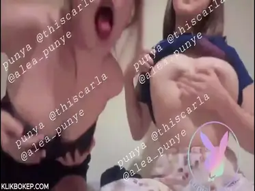 Dokumentasi Dua Gadis Cantik Live Kasur poster